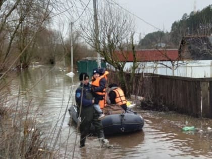 СПАСАТЕЛИ ЭВАКУИРОВАЛИ СЕМЬ СЕМЕЙ И АВТО ИЗ ЗАТОПЛЕННЫХ СНТ
