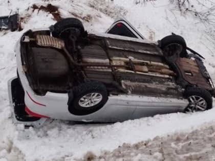 На трассе в Обнинске иномарка угодила в кювет и перевернулась