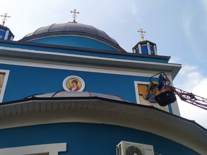 На фасаде храма в Сухиничах установлена последняя из семи мозаичных икон