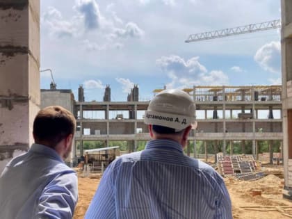 Анатолий Артамонов проверил ход работ по капремонту калужских школ