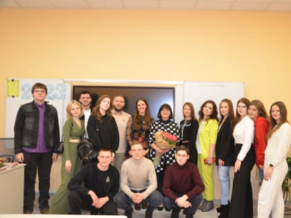 Средь суматохи будней бесконечных В мир возвратиться юности беспечной