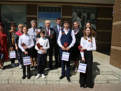 Юным калужанам вручили паспорта накануне Дня Победы