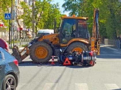 В Калуге при столкновении с трактором пострадал водитель мотоцикла