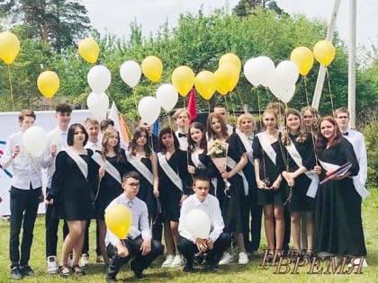 Выпускники простились со школой