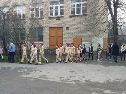 Ещё в одной калужской школе неделя начинается с поднятия флага