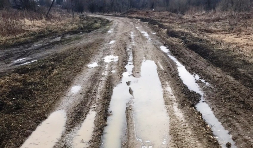 Сон идти по грязной дороге. Грязные дороги. Грязная дорога в деревне. Плохая дорога в деревне. Разбитые дороги.