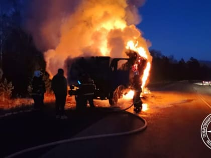 Пожар на дороге в Башкирии: сгорел грузовой Mercedes с сеном