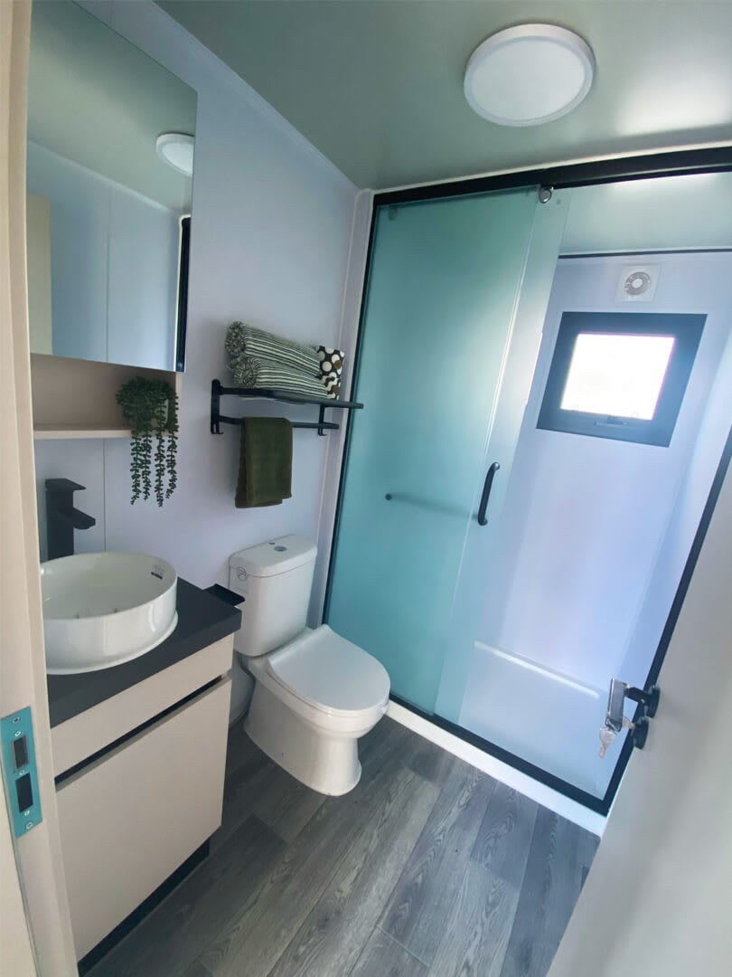 Expander home fitted bathroom, factory-finished interior