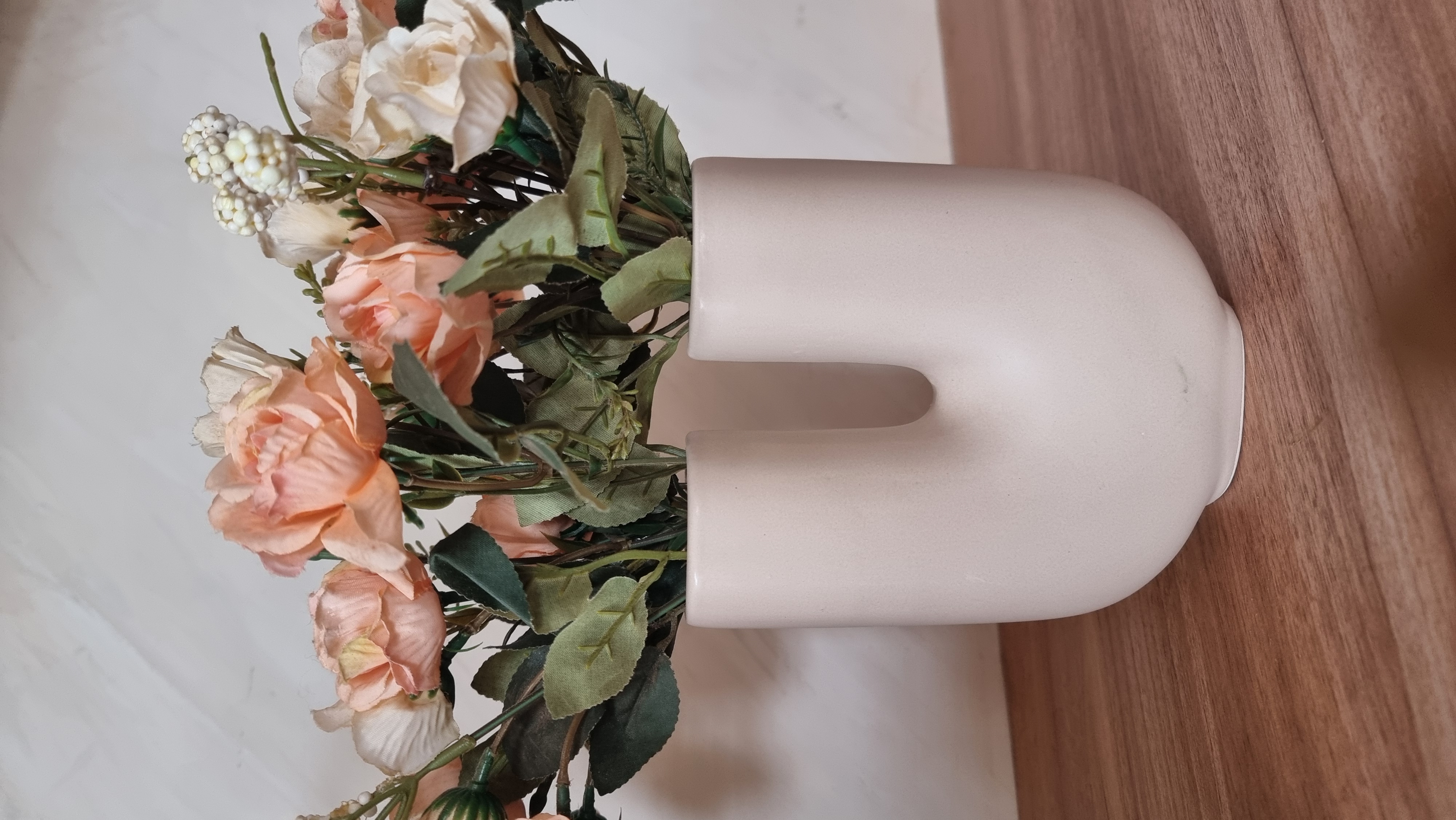 VASE FORME U EN CERAMIQUE BEIGE