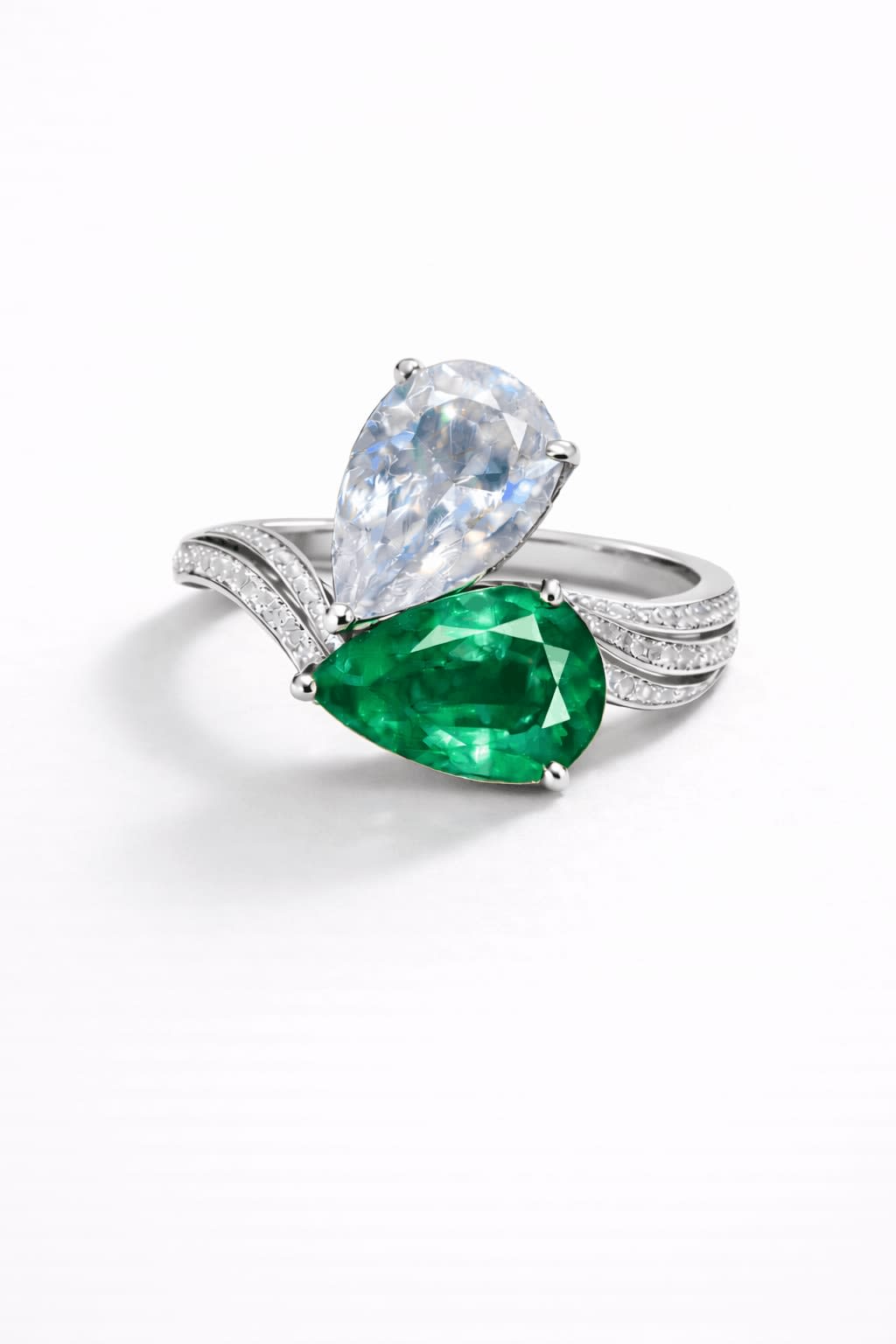 Toi et Moi Ring With Emerald And Lab Grown Diamond