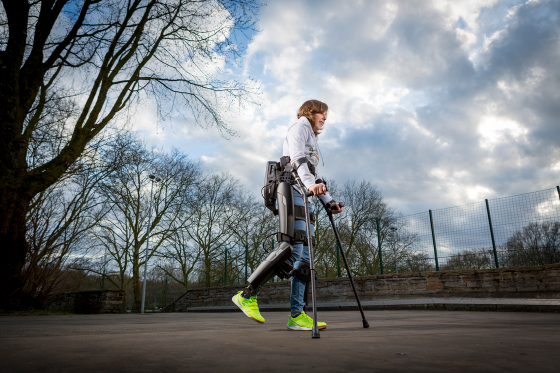 Mobilitätshilfe im Park: Person nutzt Exoskelet von ReWalk