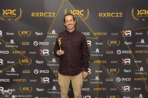 Aaron hält den XRC Community-Award in der Hand, den YONA für das Kölsch-Pong gewonnen hat