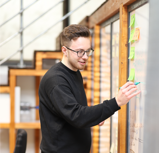 YONA AR Workshop: Workshopleiter am Whiteboard