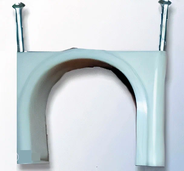 Скоба пластиковая D 30мм Белая Круглая Volsten с двумя гвоздями