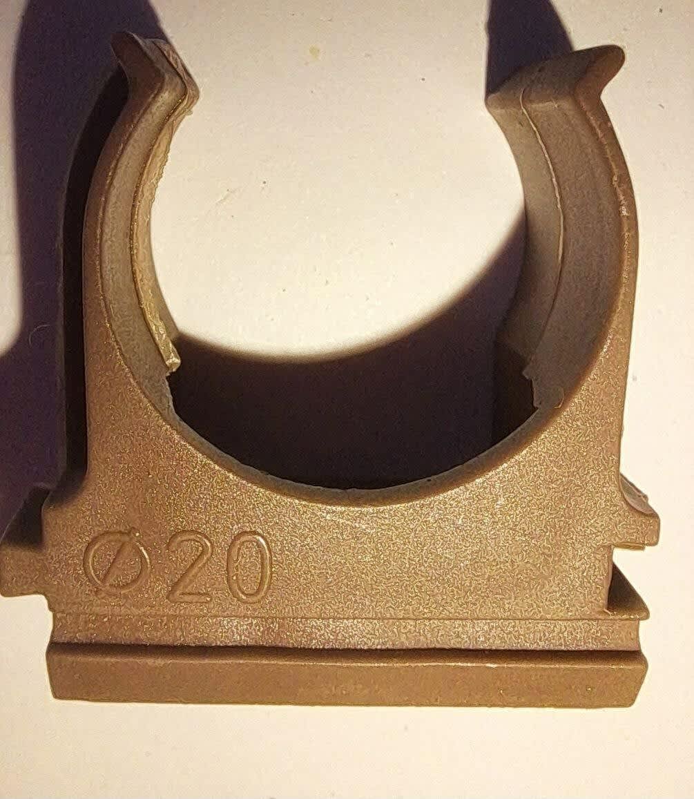 Крепеж-клипса для труб Урал ПАК, 20 мм, темное дерево, 50 штук