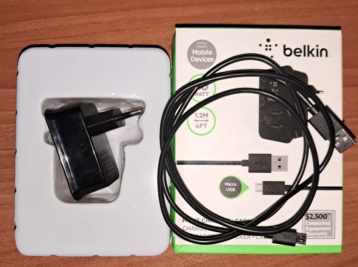 Зарядное устройство Belkin сетевое 220В 2.1 Ампер со шнуром MicroUSB 1.2 метра