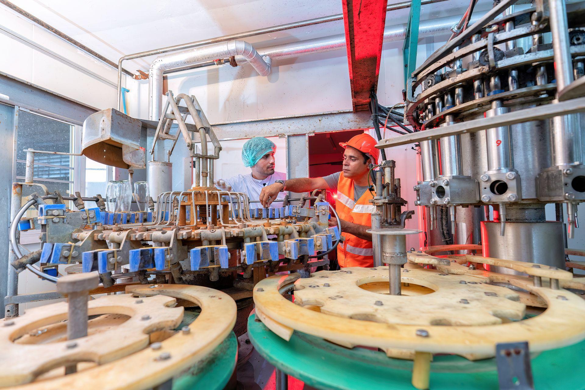 Opérateur dans un atelier de production industrielle