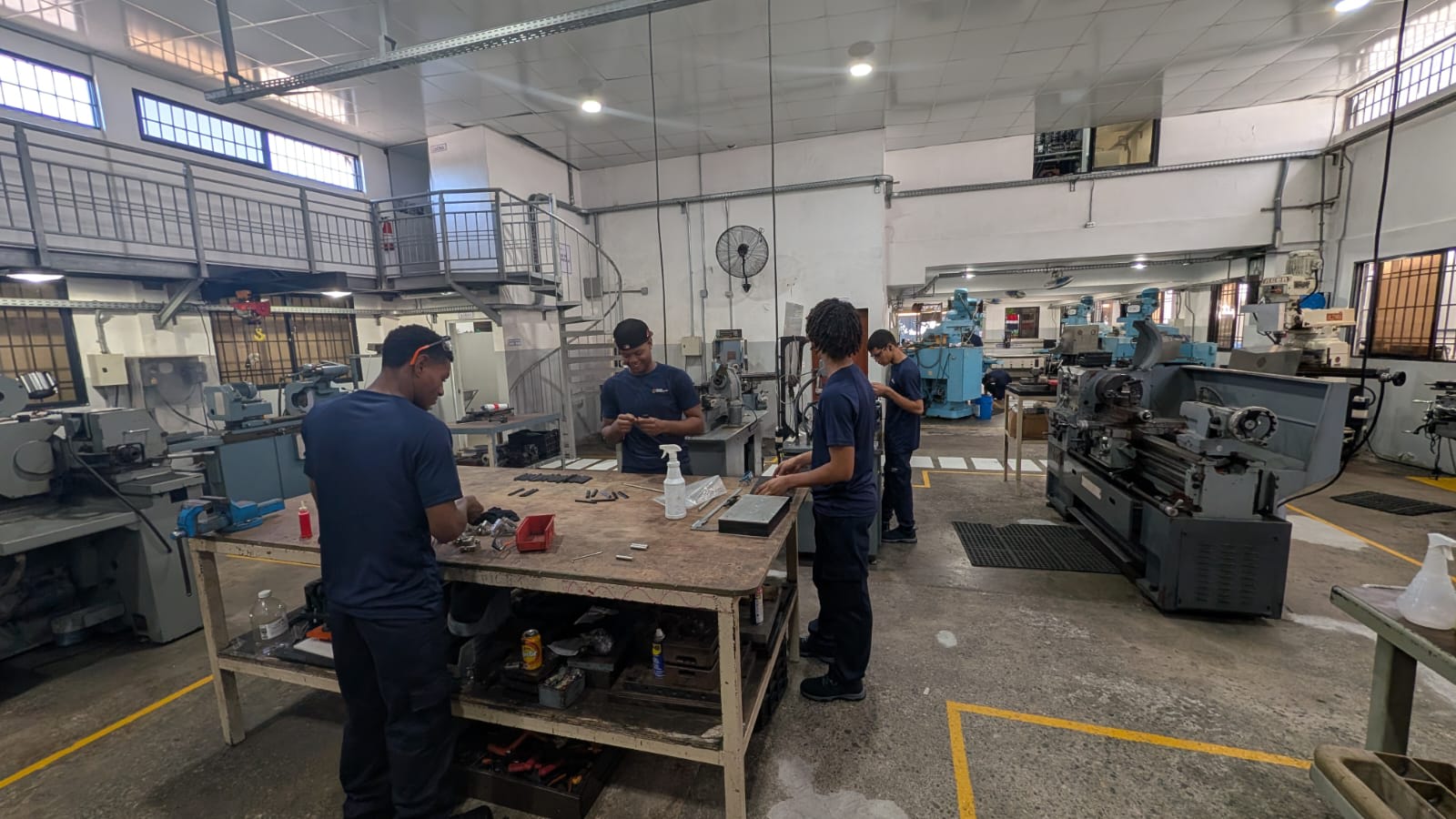 Equipo de Grupo Dermlun trabajando en el área de mecanizado