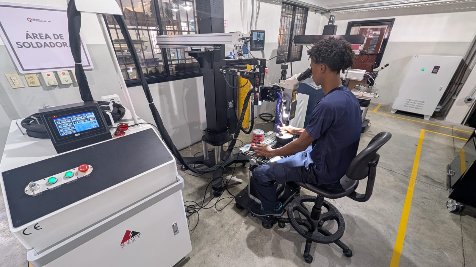 Técnico operando la microsoldadura láser