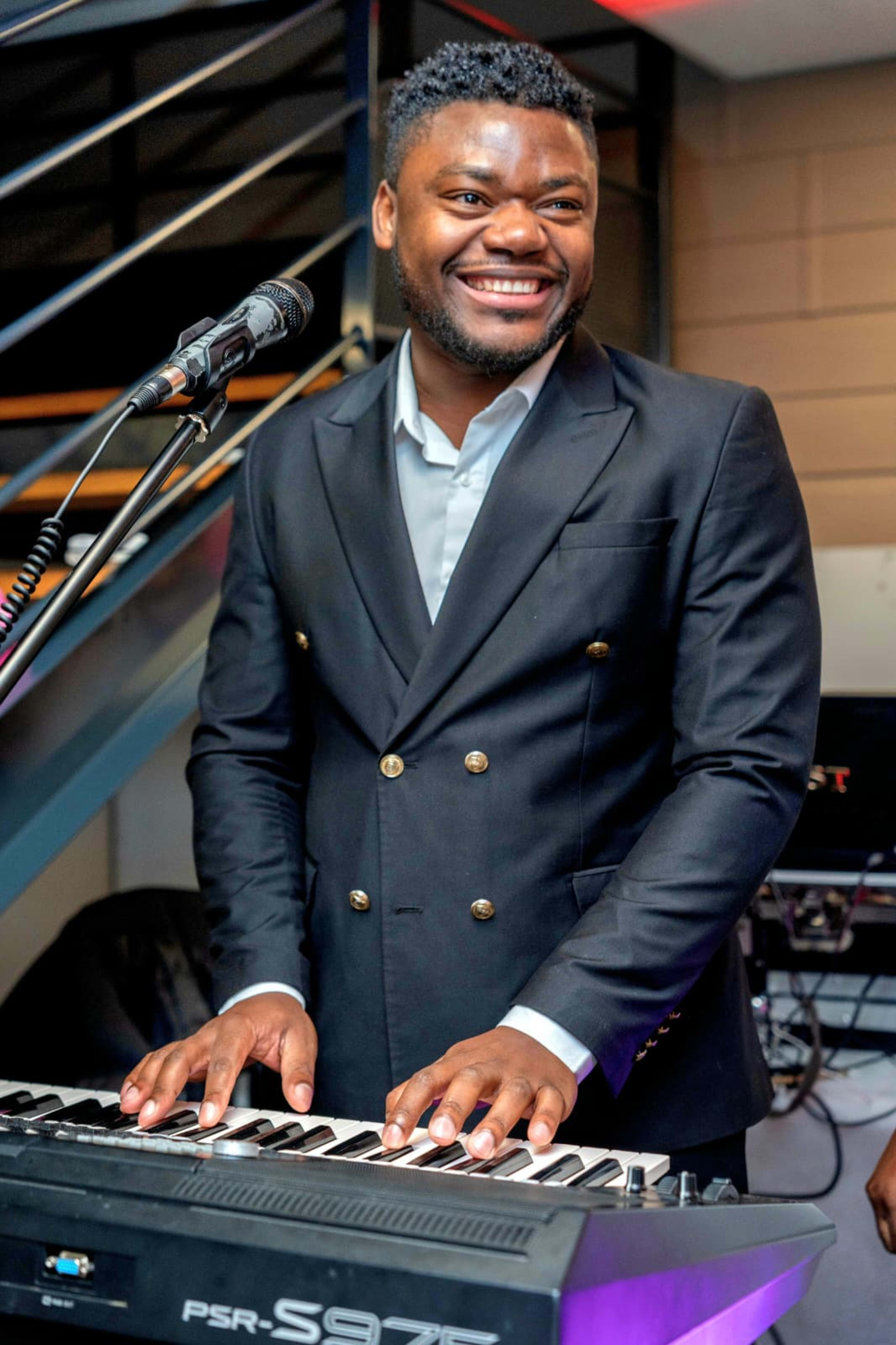 Portrait du chanteur de la soirée