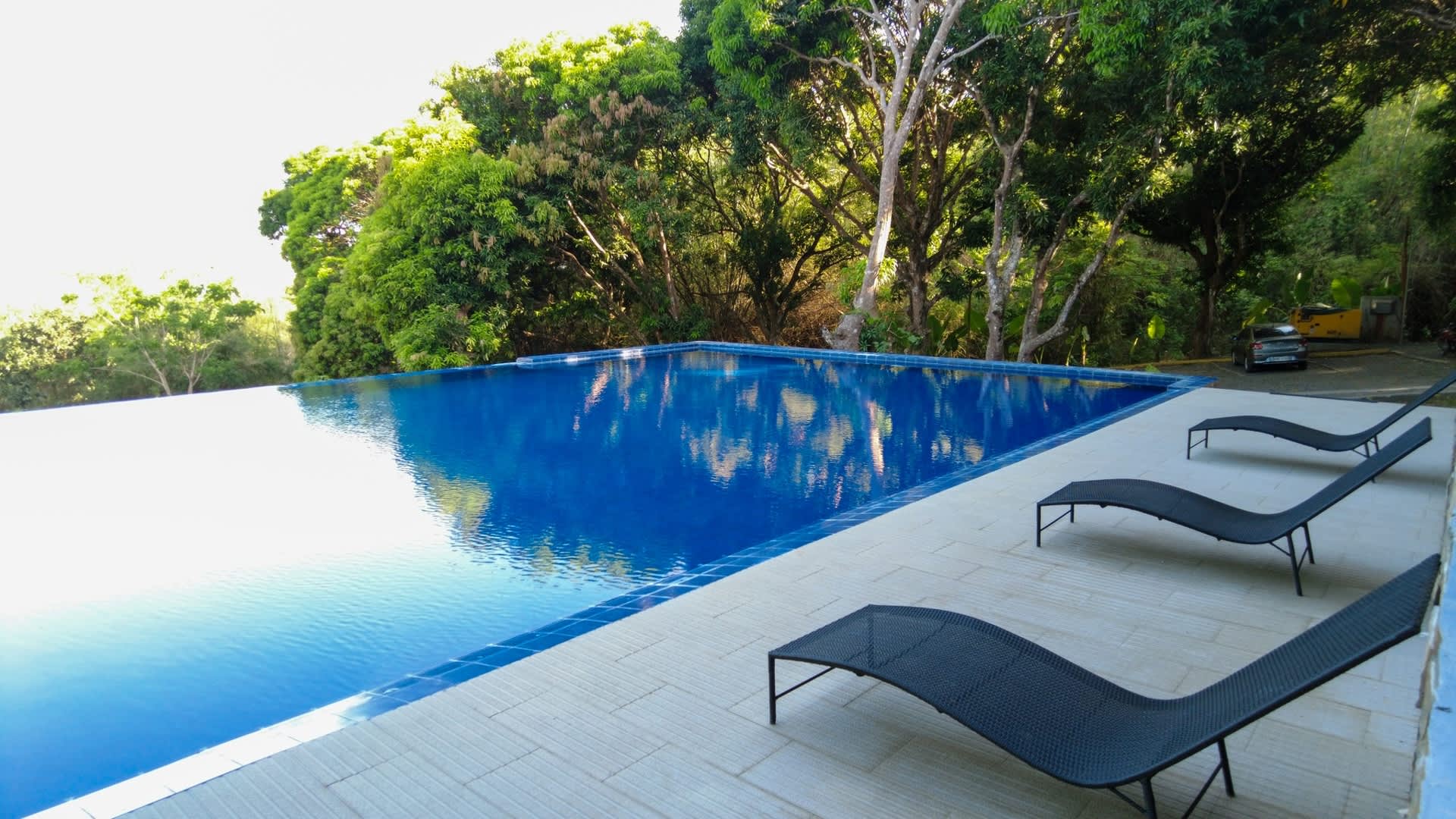 Infinity pool