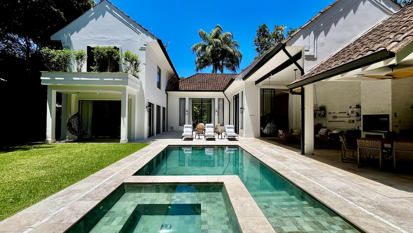 Piscina com spa integrado em área de lazer completa
