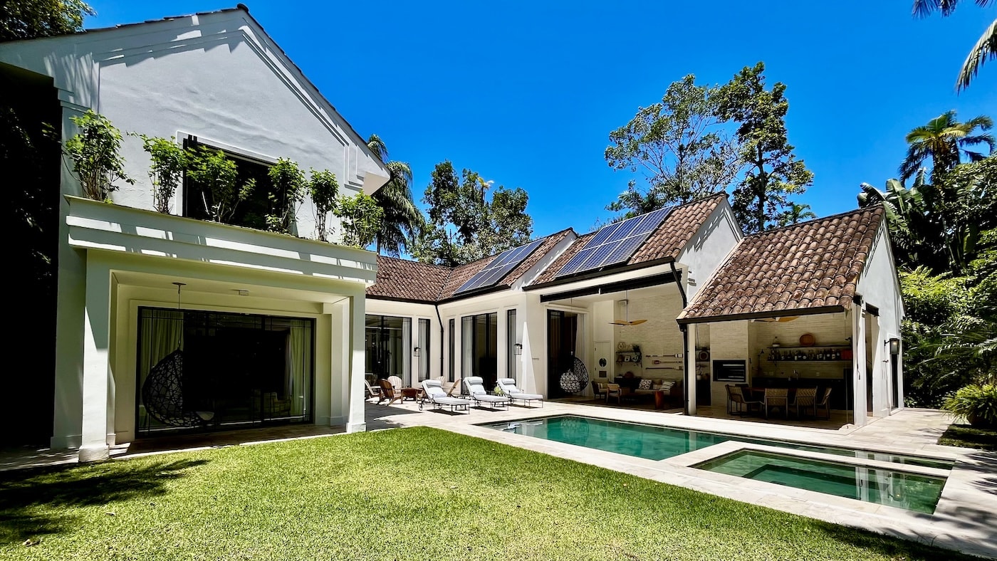 Conjunto arquitetônico com piscina e áreas integradas