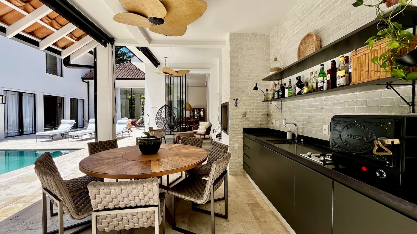 Espaço gourmet integrado com vista para piscina