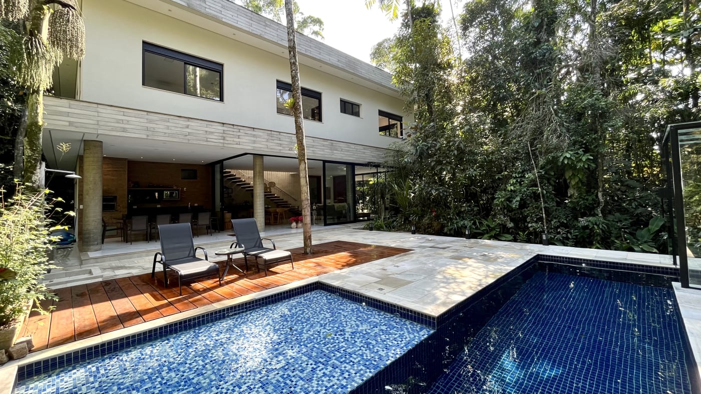 Conjunto completo com piscina, deck e fachada posterior