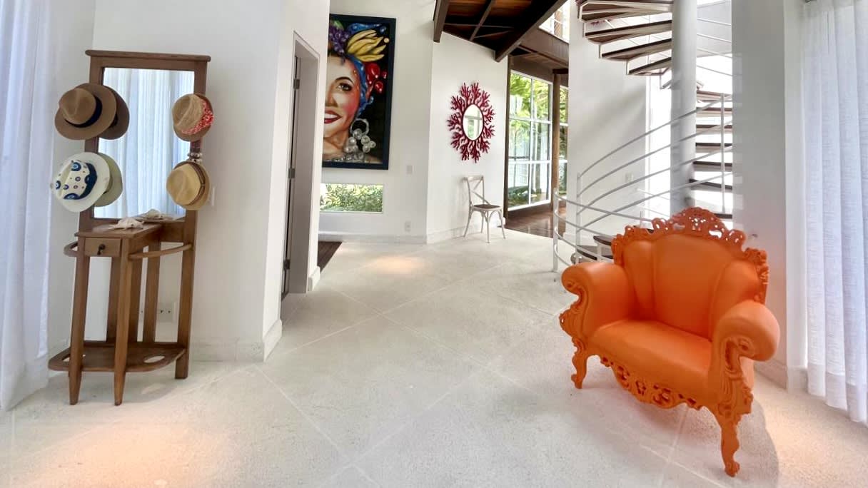 Hall de entrada com pé-direito duplo e arte contemporânea