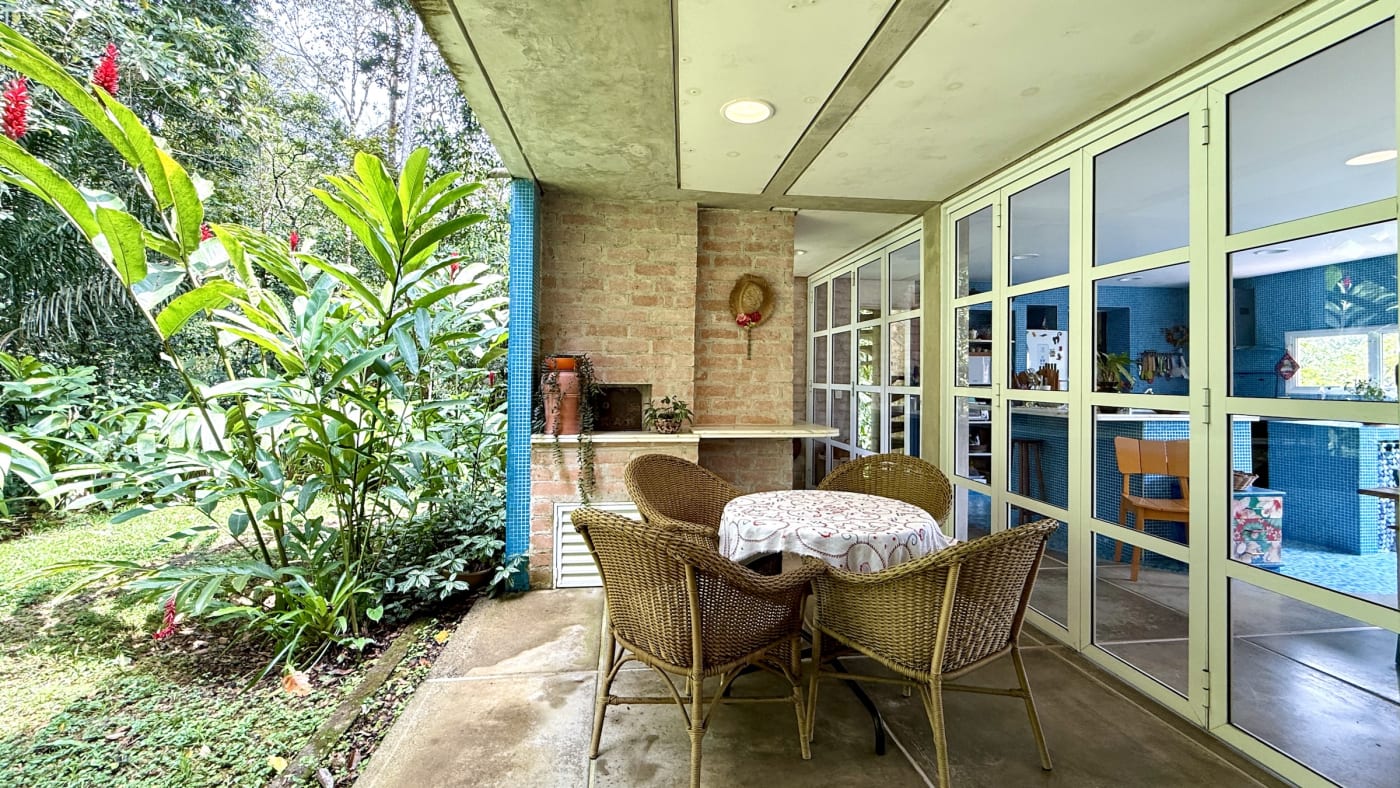 Varanda com mobiliário e integração ao jardim