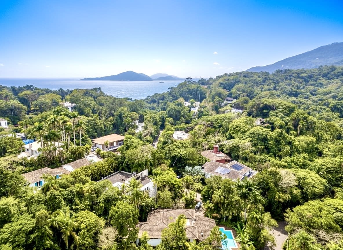 Vista aérea do condomínio com mar ao fundo