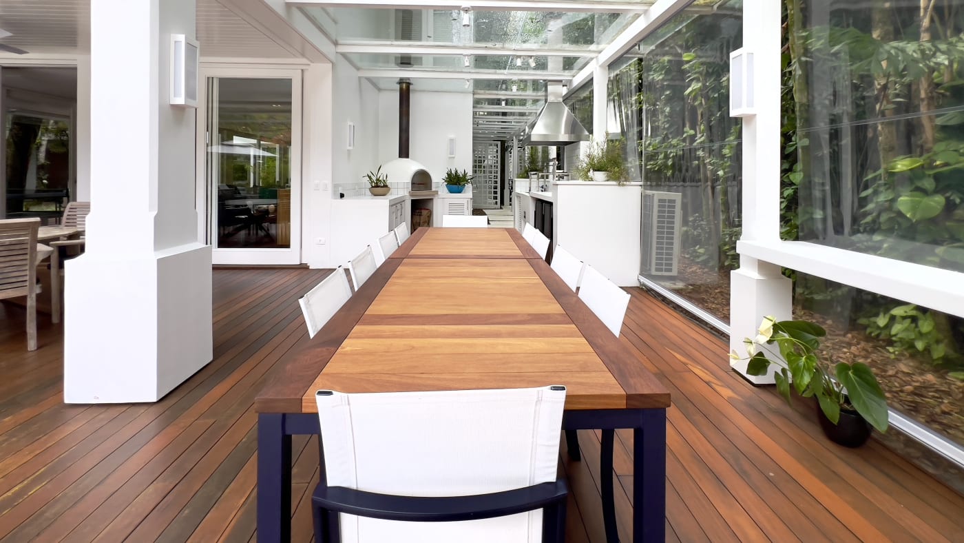 Sala de jantar com piso em madeira e integração visual
