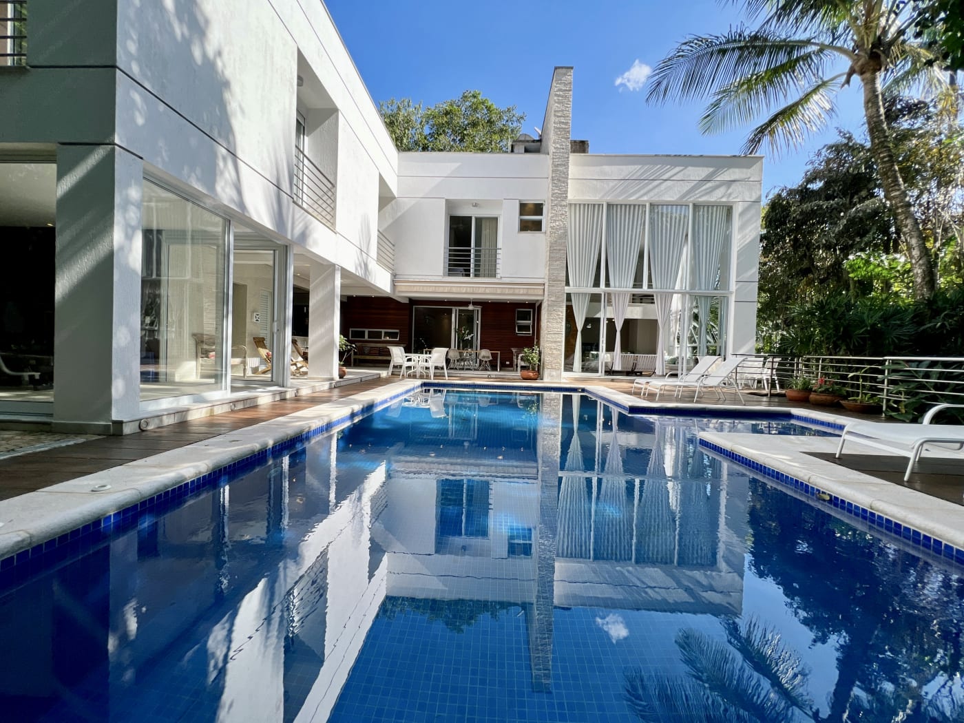 Arquitetura contemporânea integrada à piscina e jardim