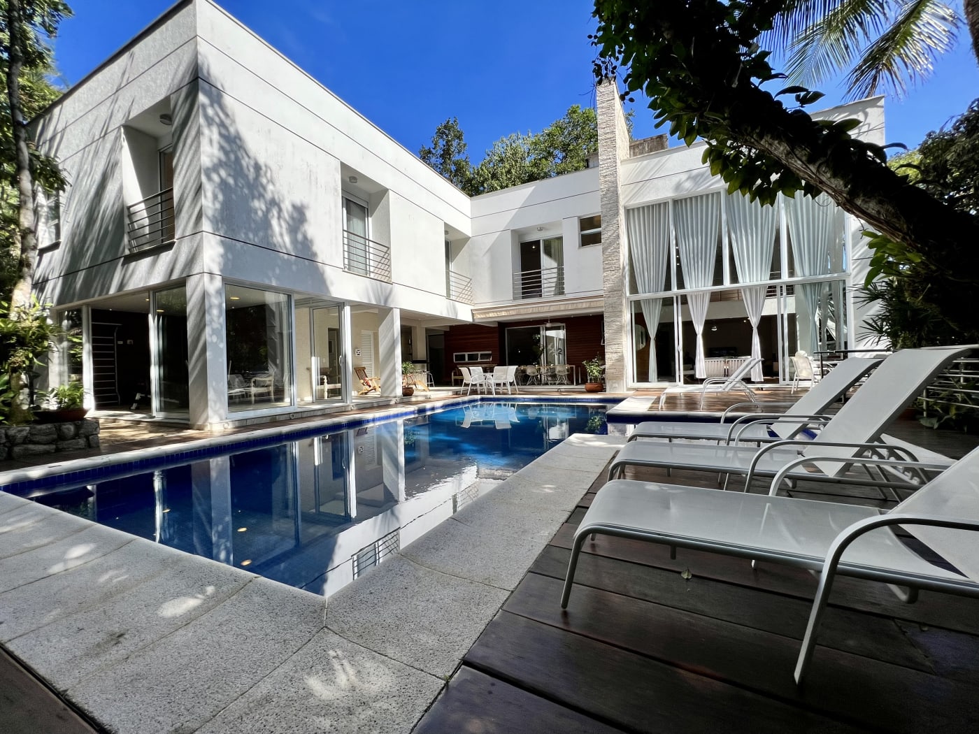 Fachada integrada ao deck e piscina azul