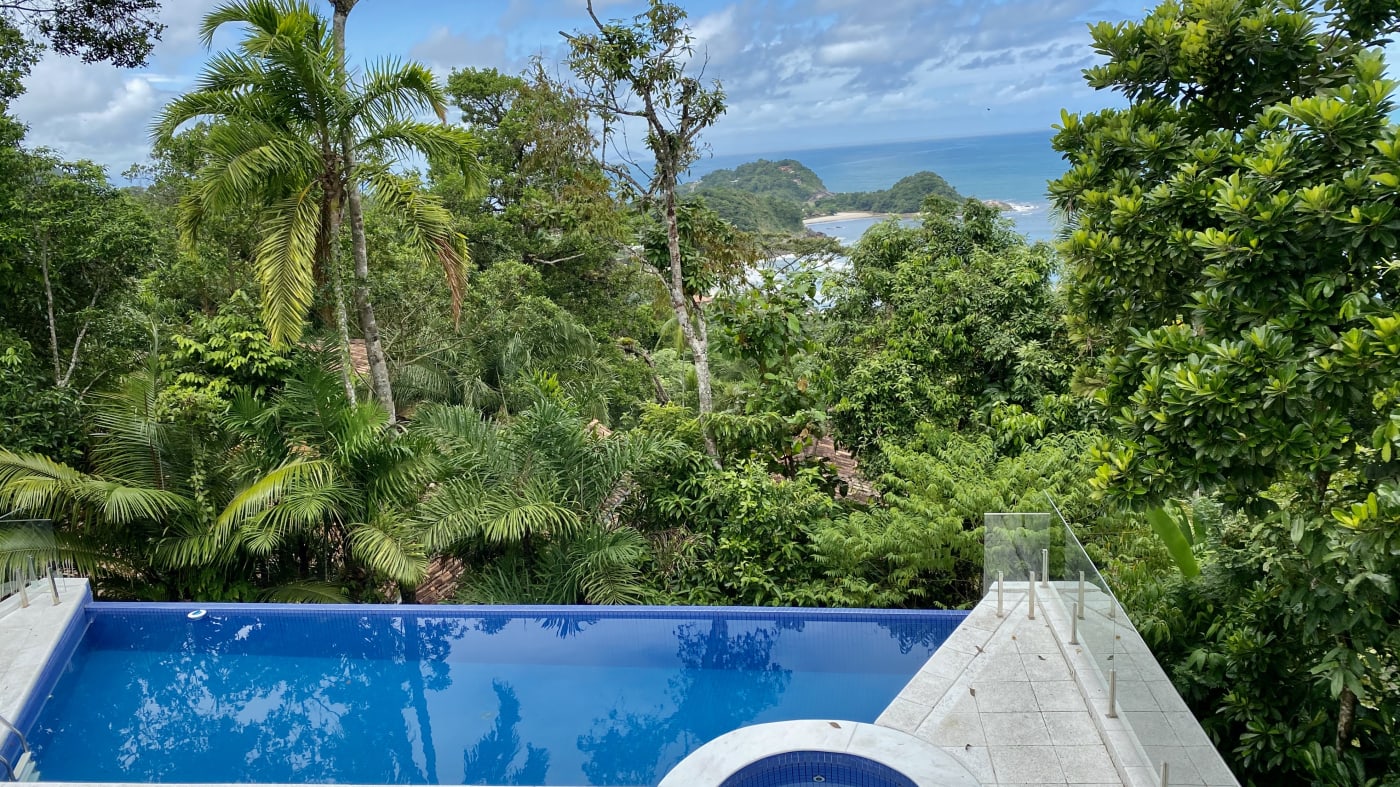 Piscina integrada à paisagem tropical