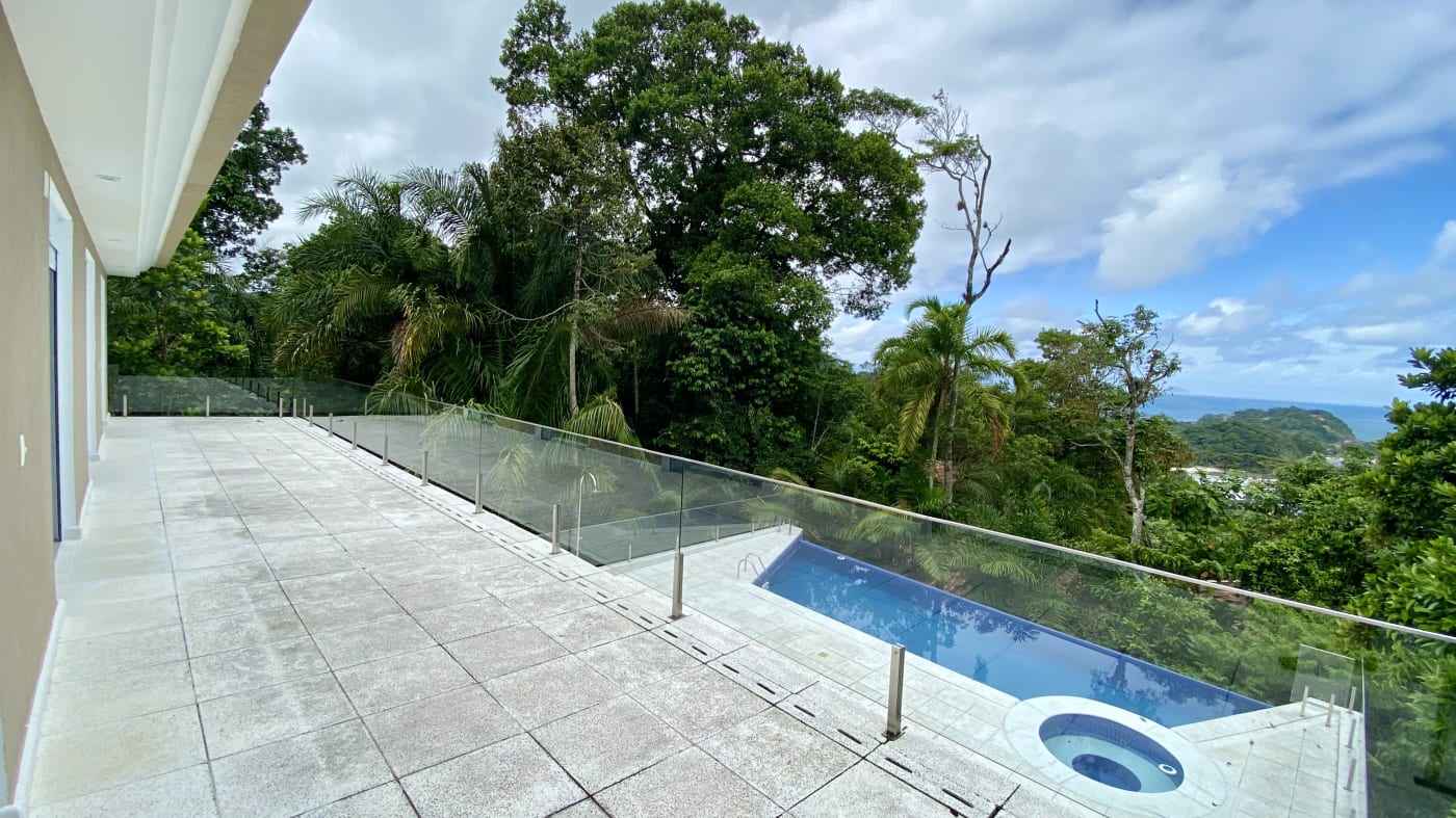 Varanda com piscina infinity e vista panorâmica