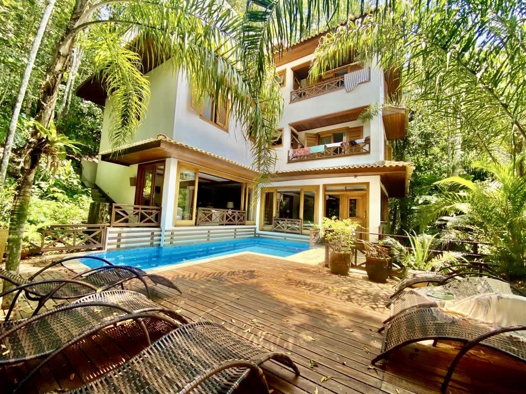 Conjunto arquitetônico com deck em madeira e piscina