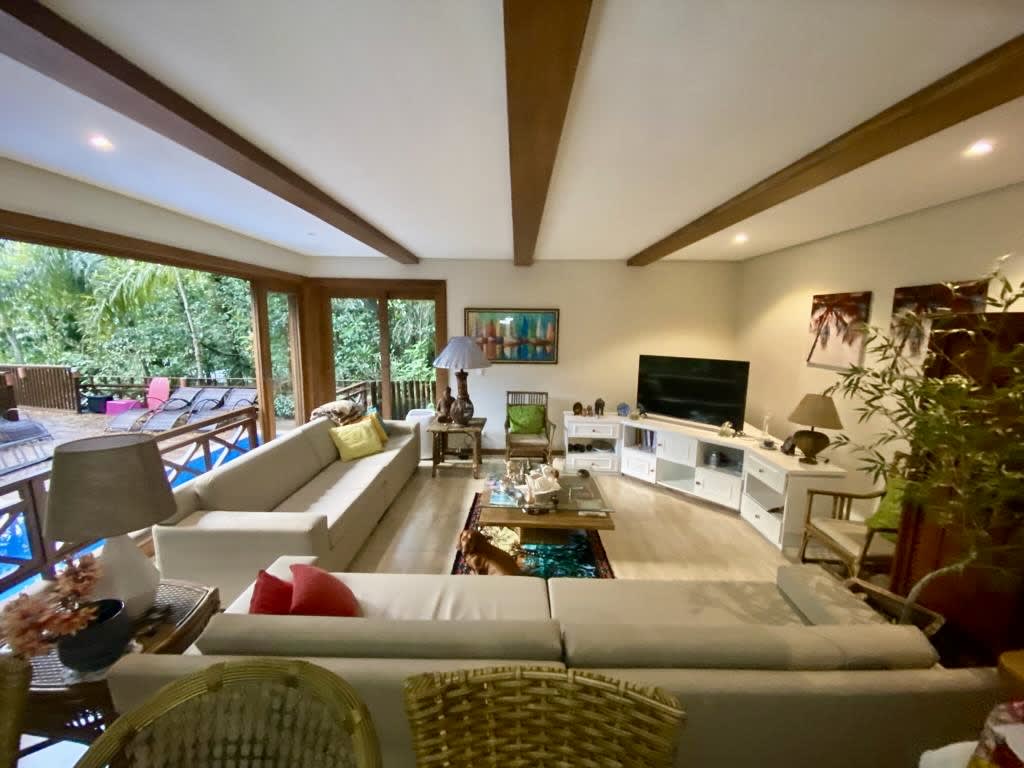 Sala de estar integrada com vigas de madeira