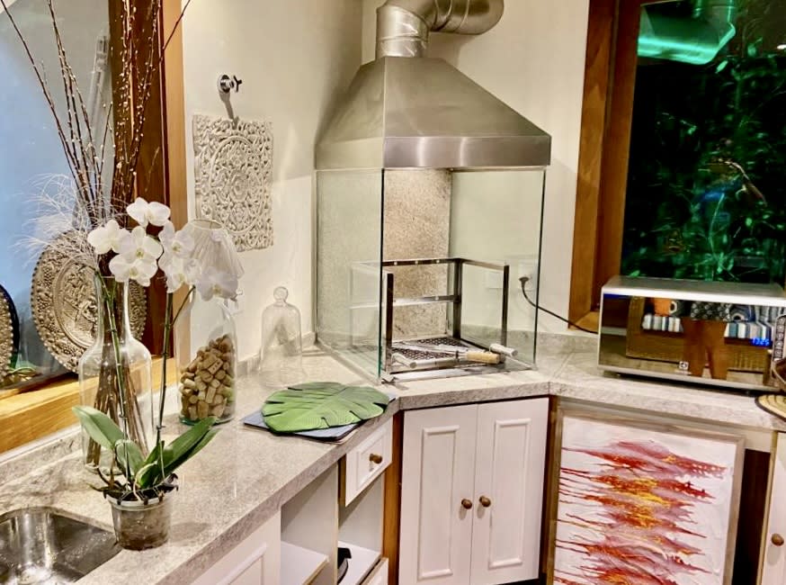 Espaço gourmet com churrasqueira em pedra natural