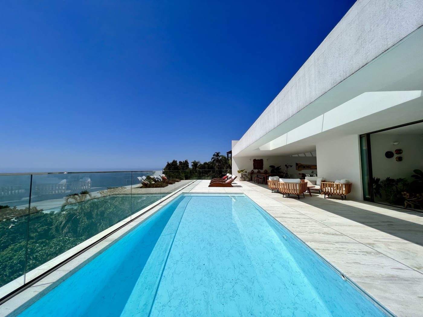 Piscina integrada à arquitetura contemporânea branca
