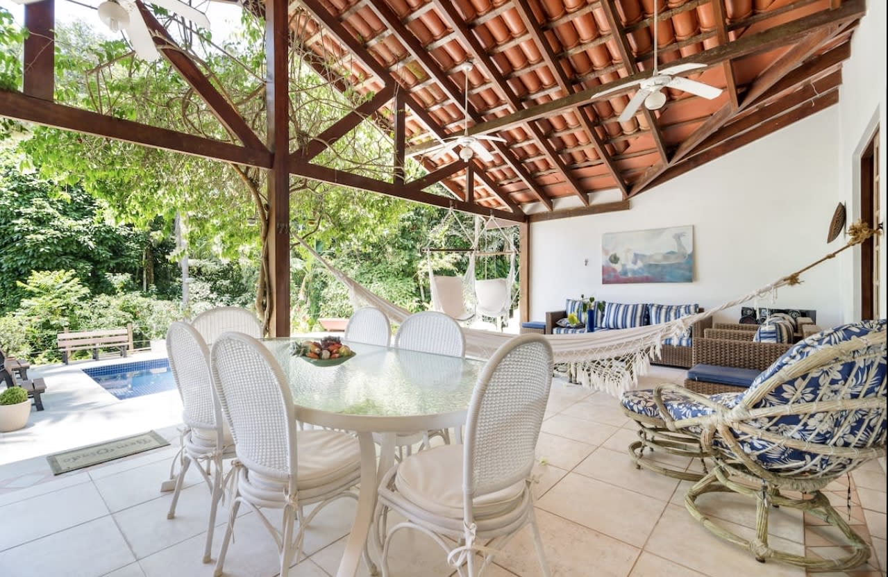 Espaço de estar com vista para a piscina