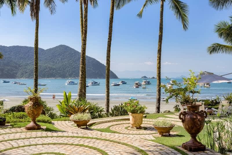 Jardim tropical com acesso direto à praia