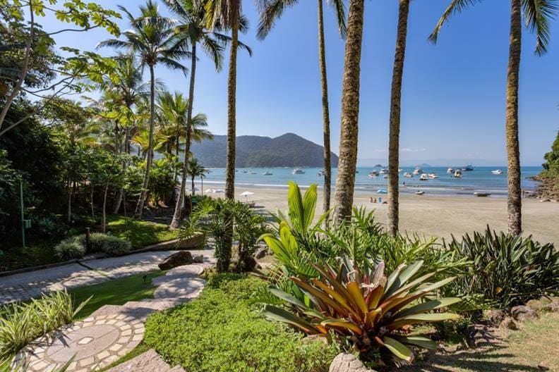 Jardim tropical com palmeiras e vista paradisíaca
