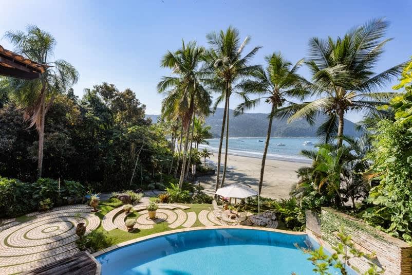 Jardim paisagístico com acesso direto à praia