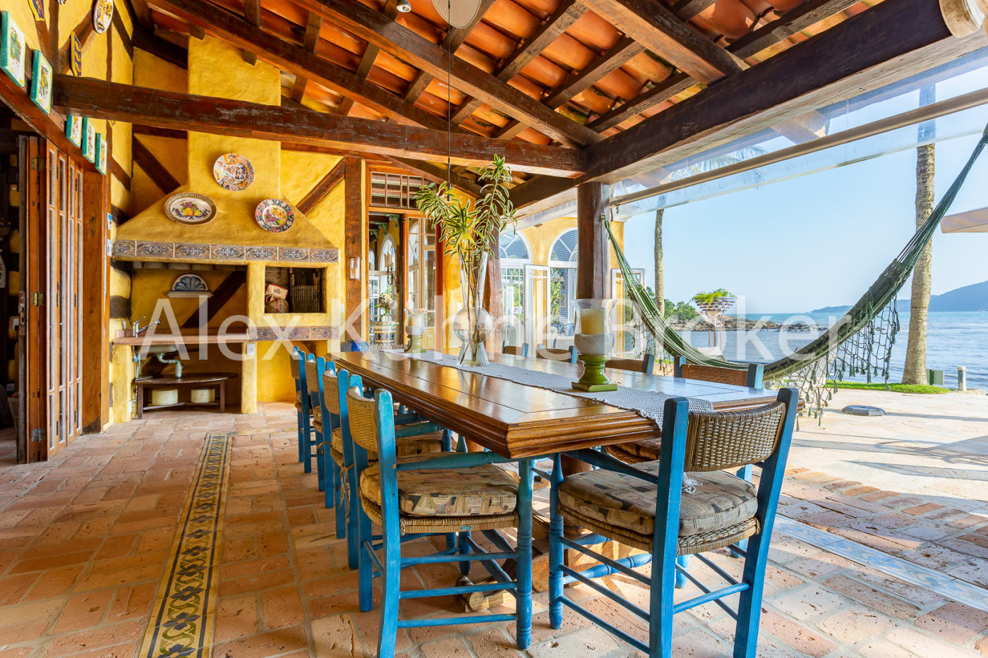 Sala de jantar integrada com vista para o mar