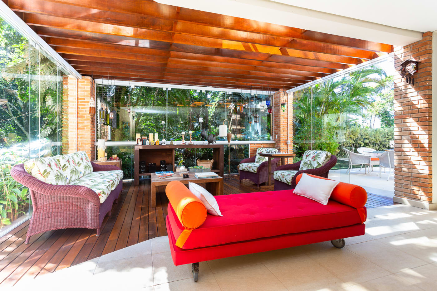 Espaço gourmet com deck em madeira e pérgola