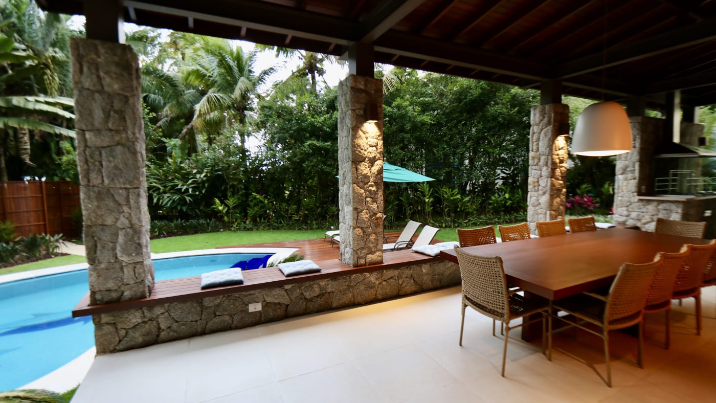 Espaço gourmet integrado com piscina e jardim