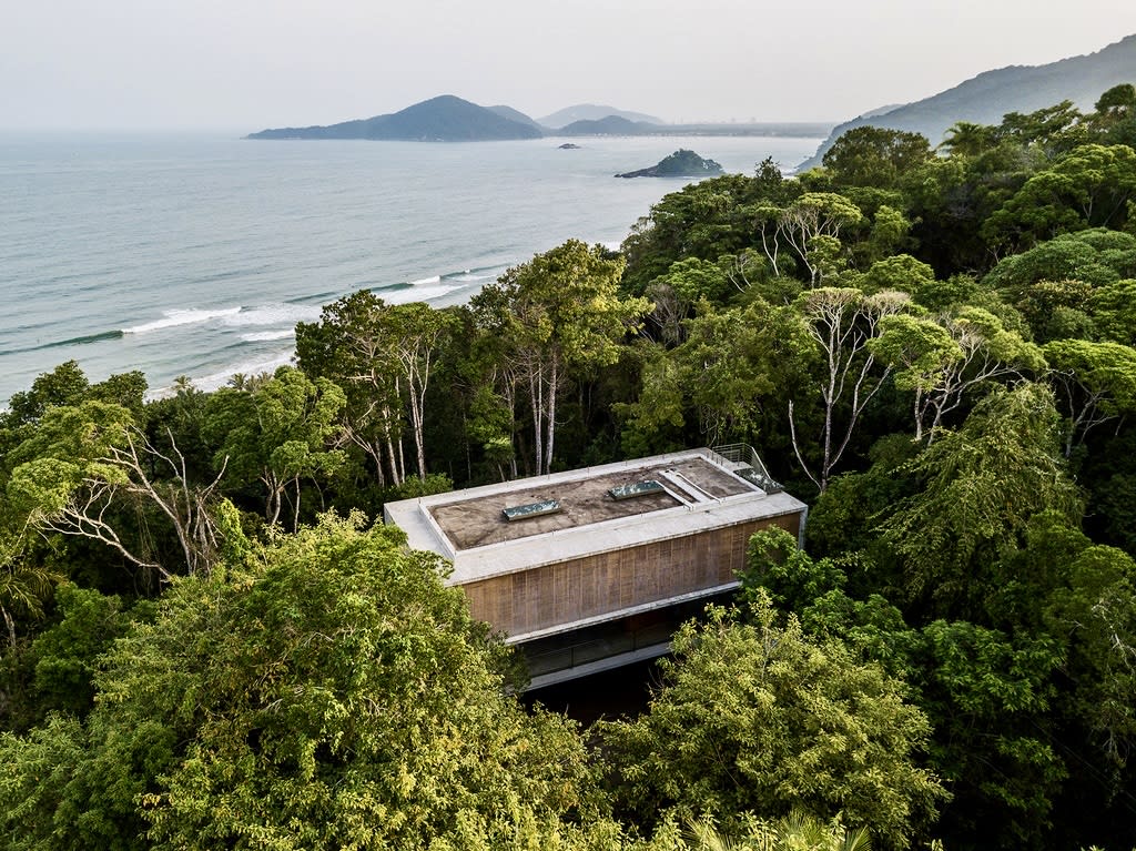 Arquitetura contemporânea integrada à mata nativa