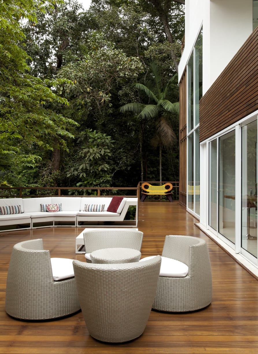 Terraço em madeira com mobiliário contemporâneo